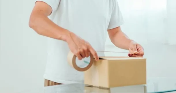 ダンボールに売りたいアイテムを詰めている
