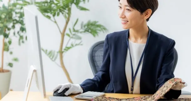 パソコン画面を見ながら査定中