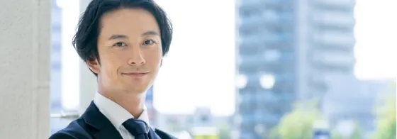 スーツを着た男性