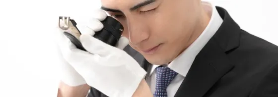 査定をする男性