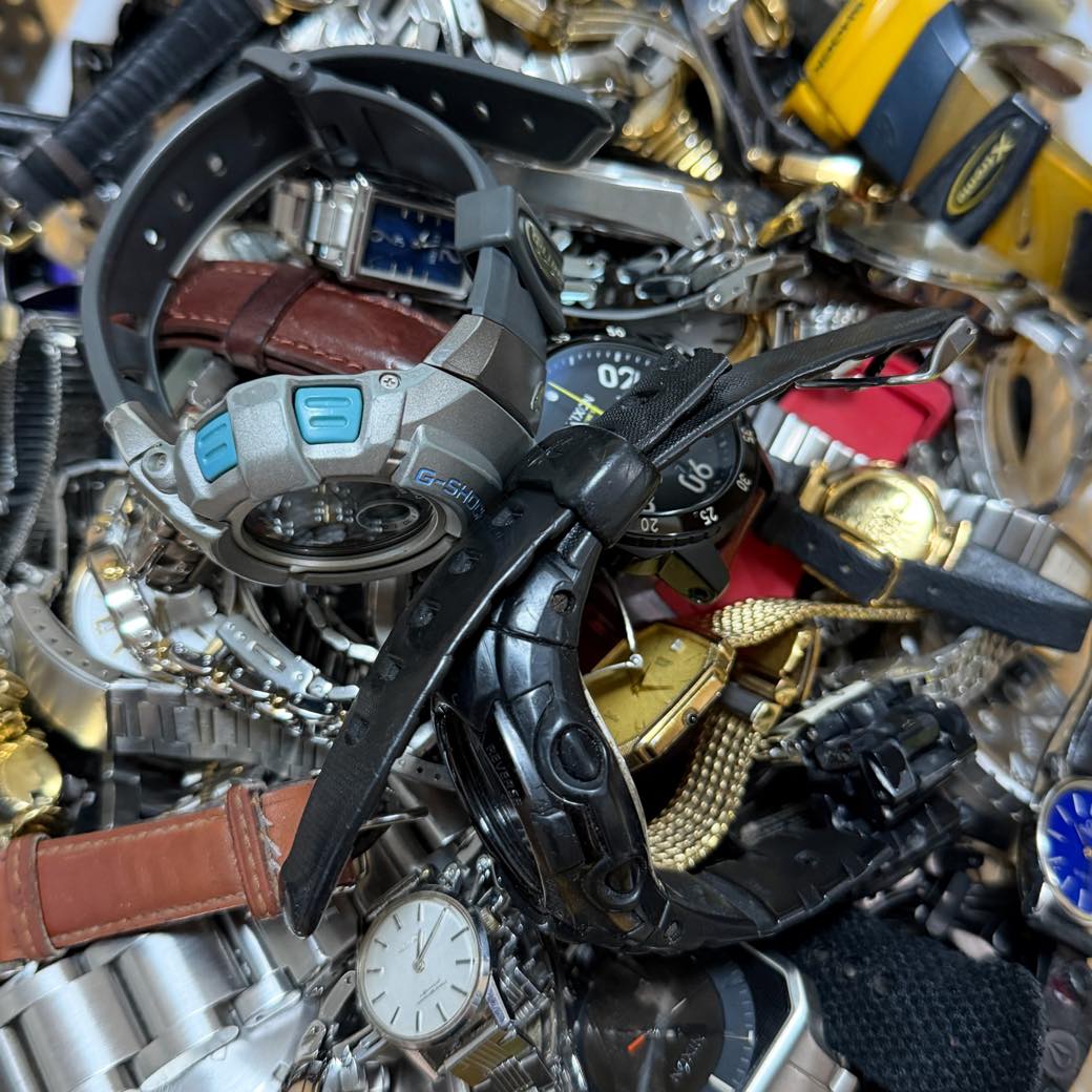 実際にお送りいただいた腕時計。G-SHOCKのほかセイコー・シチズン・革ベルトの時計などが、整理されないまま混ざっている
