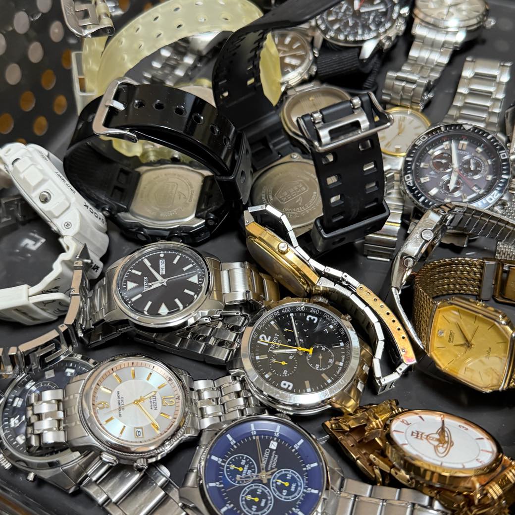 まとめてお送りいただいた腕時計。G-SHOCK・シチズン・セイコー・ティソなど、ブランドが混ざった状態で査定台に並んでいる